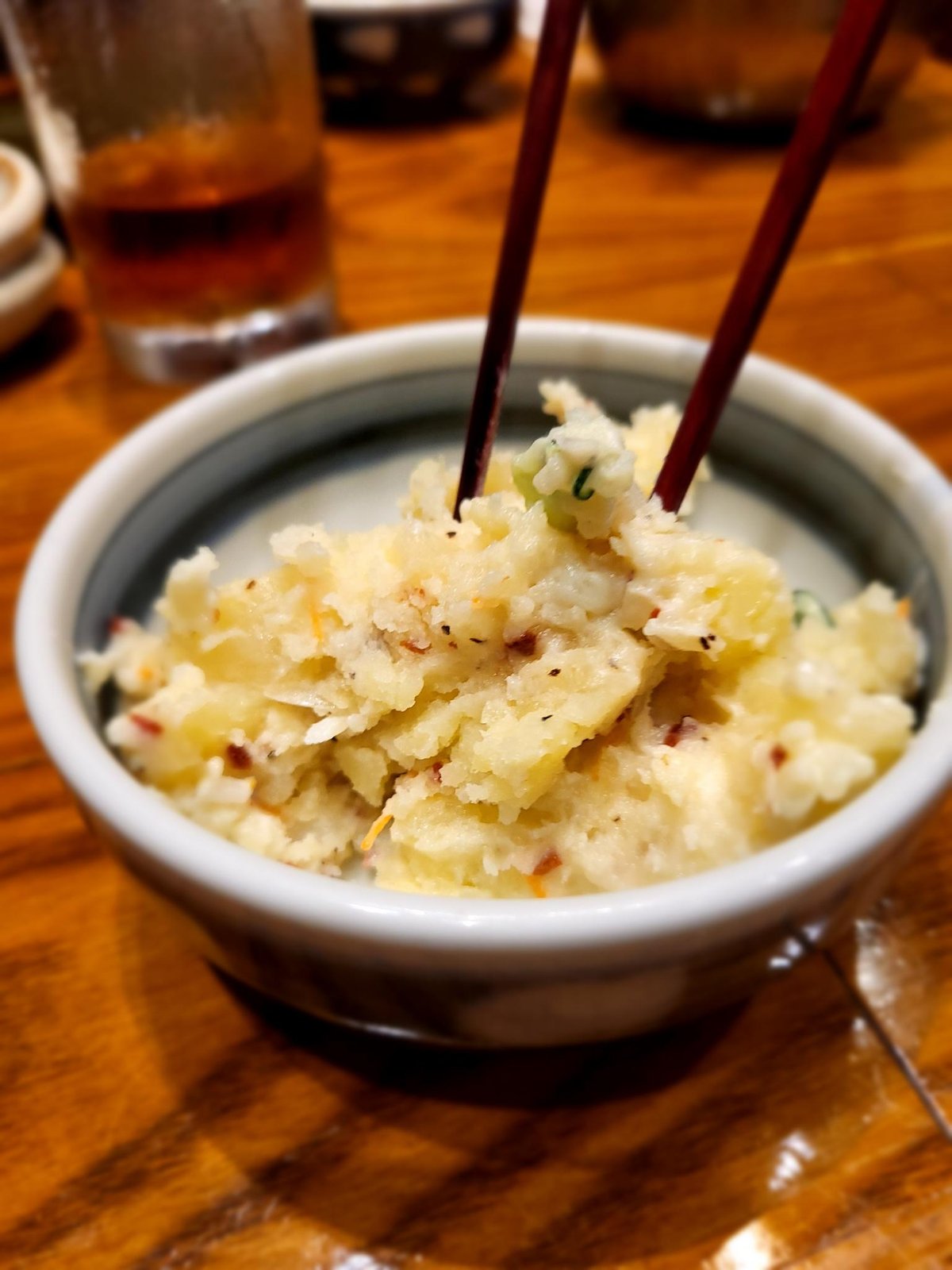 Esskultur in Japan – Stäbchen im Kartoffelsalat Japanischer Kartoffelsalat mit Stäbchen – typisches Beispiel für schlechte Tischsitten und Esskultur in Japan, weil die Stäbchen darin stecken.